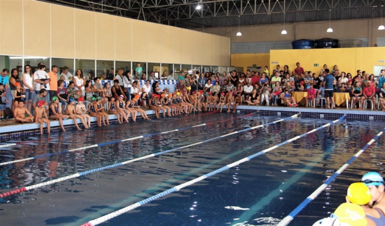 Festival de natação faz homenagem, reúne alunos e incentiva revelações no Yara