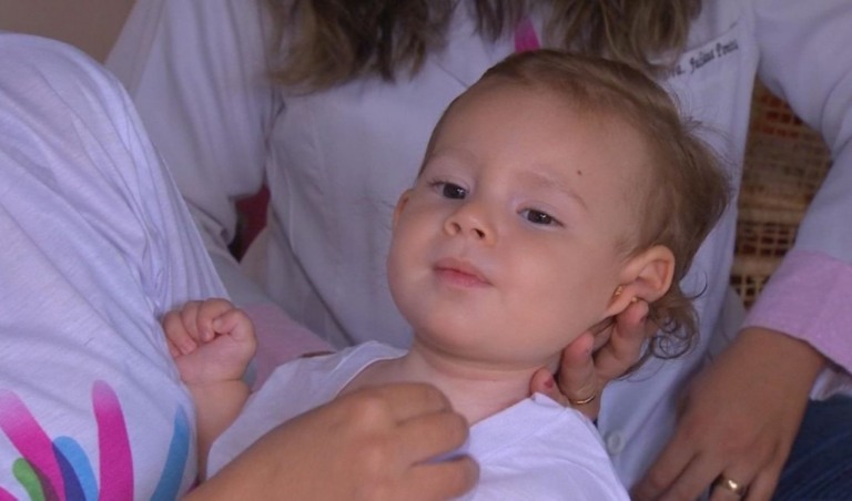 Valentina volta dos EUA sem transplante; vídeo da mãe emociona