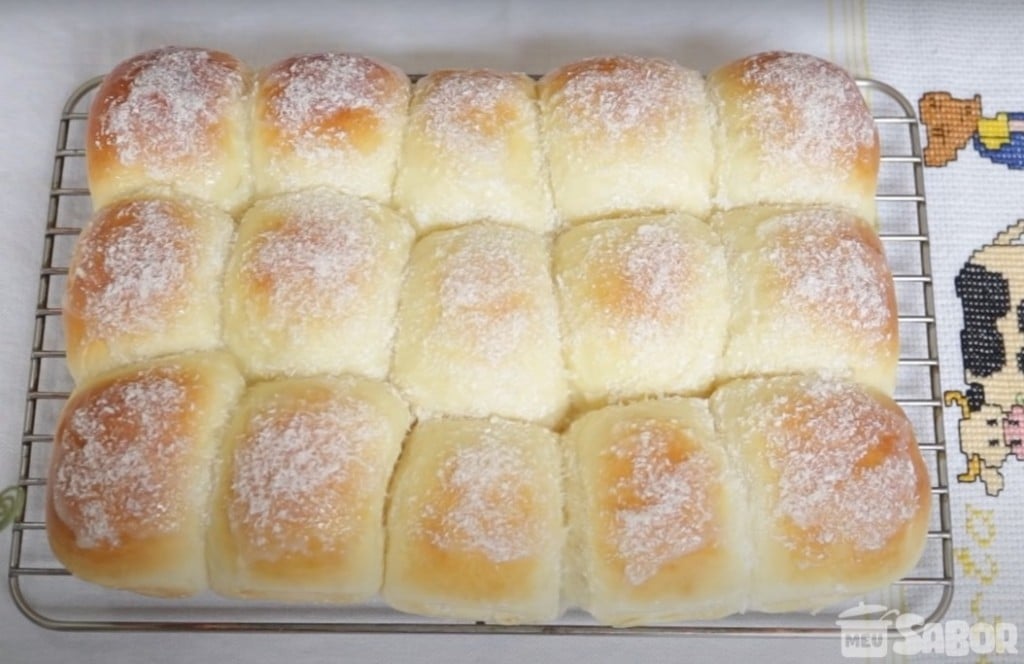 Aprenda a fazer Pão doce ou a famosa “Rosquinha de Leite Condensado”, super macia, molhadinha e saborosa