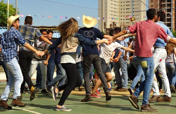 Quadrilha irreverente une vestibulandos do Interação; veja fotos e vídeos