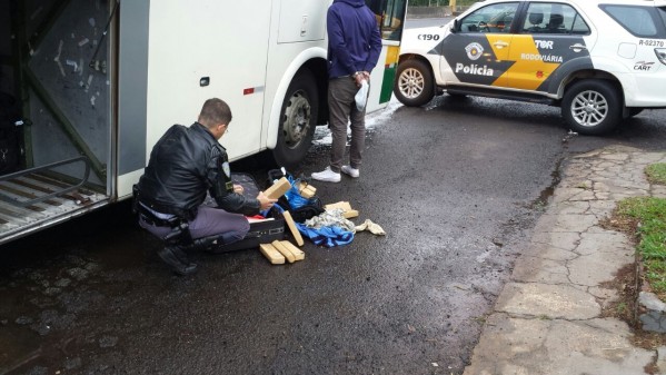 Polícia apreende 21kg de maconha em ônibus na região