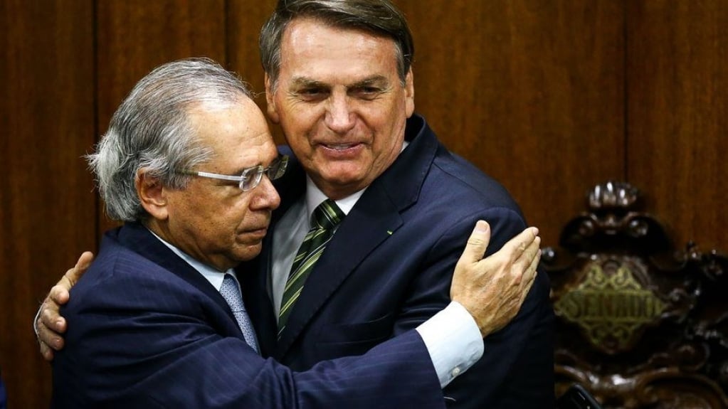 "Paulo Guedes continua no governo", garante Bolsonaro após debandada na Economia