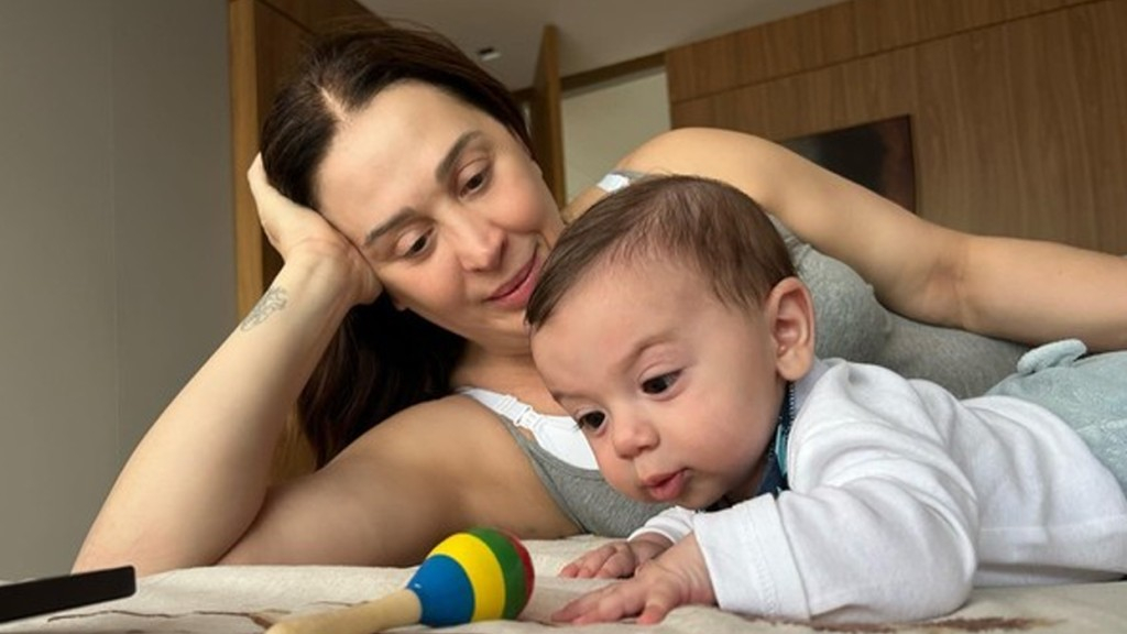 Claudia Raia exibe momento do Filho caçula comendo fruta pela primeira vez: ‘Fofura’