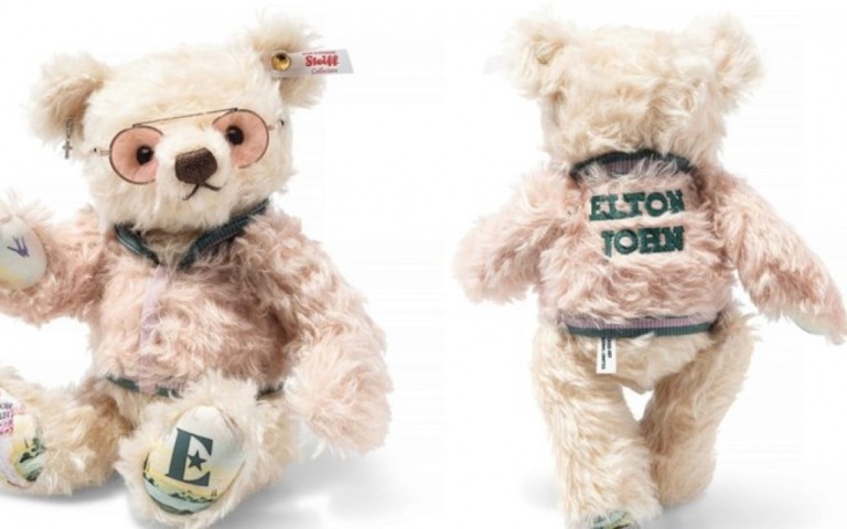 Elton John lança urso em homenagem ao álbum "Goodbye Yellow Brick Road"