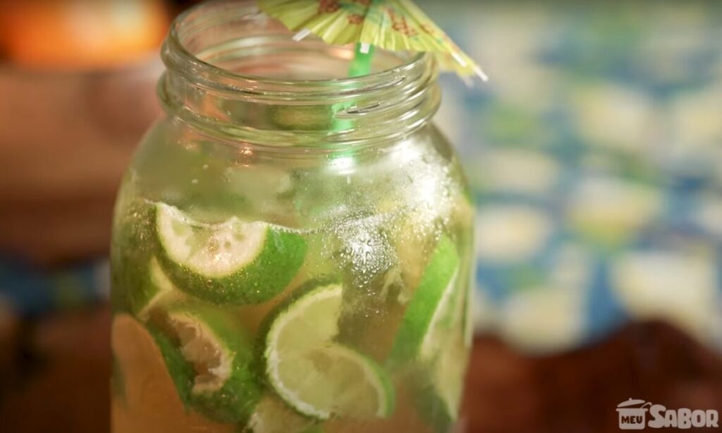 Caipirinha de cerveja para começar bem a sua sexta! Oh! Saiu uma rima! Beba com moderação coleguinhas!