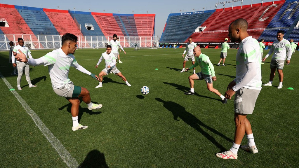 Os jogadores do Palmeiras, durante treinamento, no estádio do San Lorenzo, em Buenos Aires | Foto: Cesar