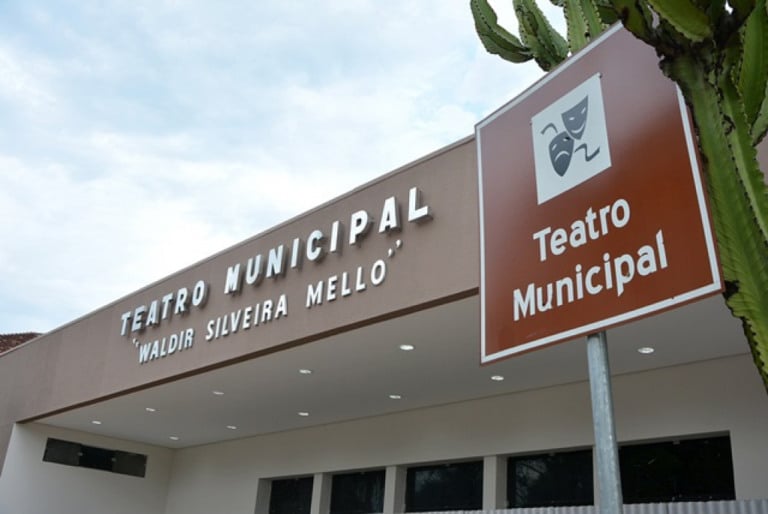 Teatro Municipal recebe exposição de artistas premiados em Marília