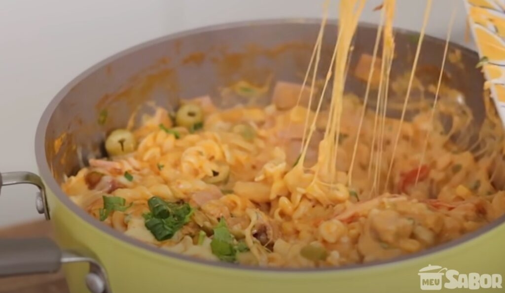 Aprenda a fazer uma deliciosa macarronada com frango cremoso