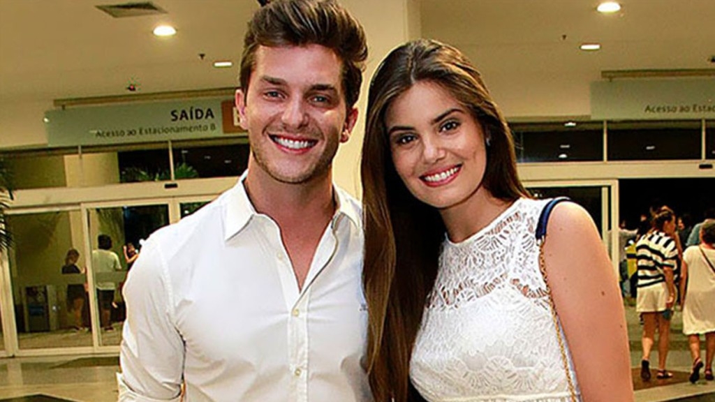Camila Queiroz deixa seguidores babando com tbt da virada: ‘Já posso voltar?’ Camila Queiroz deixa seguidores babando com tbt da virada: ‘Já posso voltar?’