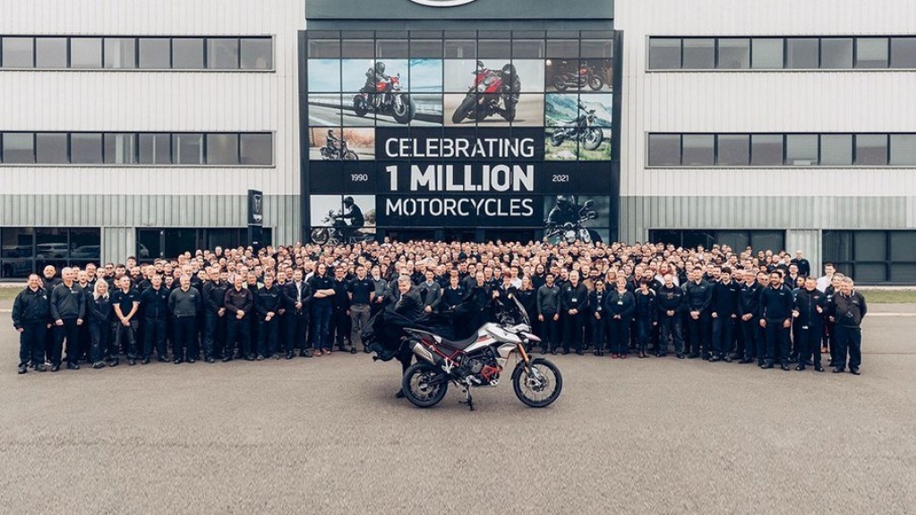 Triumph lança série especial da Tiger 900 de 1 milhão de vendas