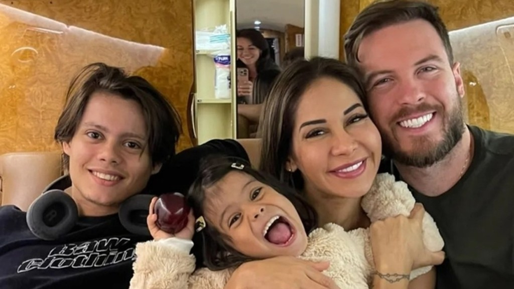 Thiago Nigro e Maíra Cardi viajam de jatinho com os filhos dela: ‘Família’