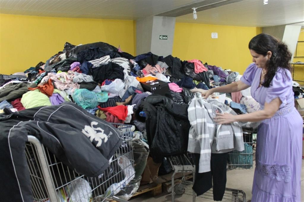 Marília coleta 30 toneladas de roupas em doações; frio movimenta Casa Cidadã