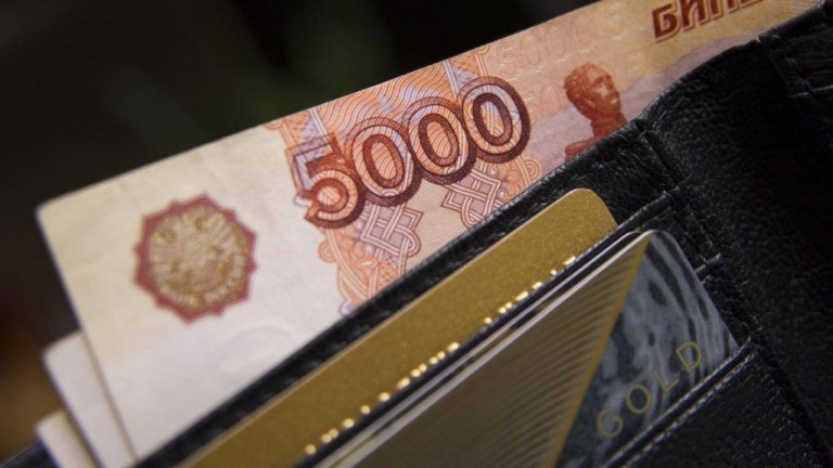 Cerca de 15 mil milionários devem deixar a Rússia, diz Reino Unido