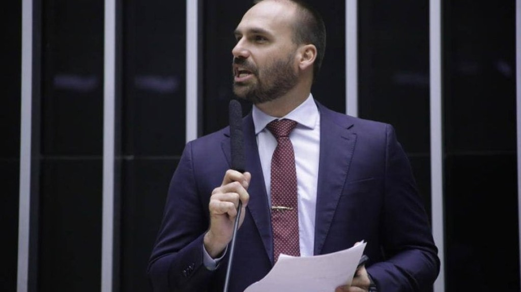 Eduardo Bolsonaro tem 5 dias para pagar multas por não uso de máscara Eduardo Bolsonaro tem 5 dias para pagar multas por não uso de máscara