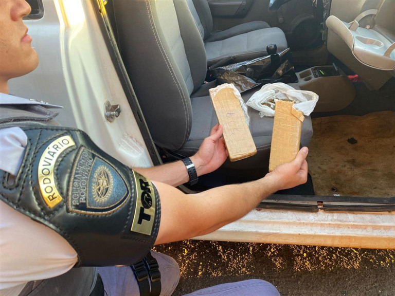 Blitz em rodovia de Ourinhos apreende maconha; duas prisões