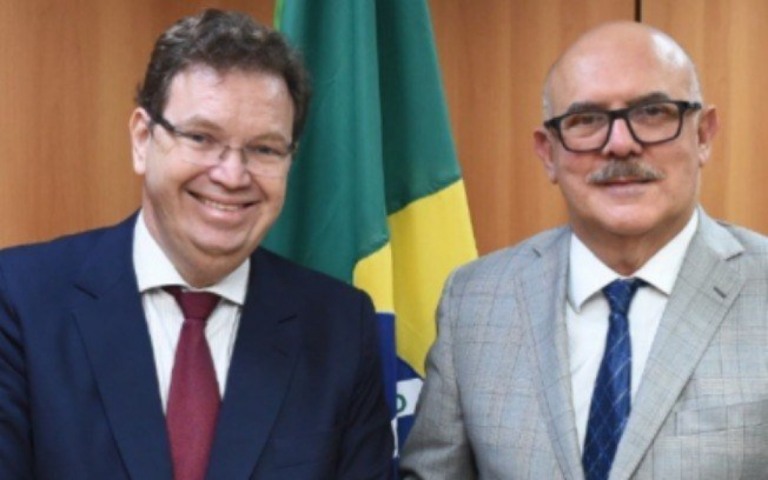 Desembargador encontra ministro para entrega de livro: "Privilégio"