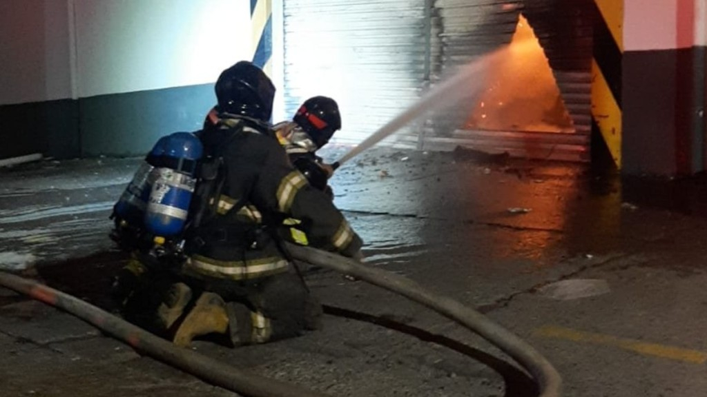 Divulgação/Corpo de Bombeiros PMESP Por volta das 8h o fogo foi controlado. Divulgação/Corpo de Bombeiros PMESP Por volta das 8h o fogo foi controlado.