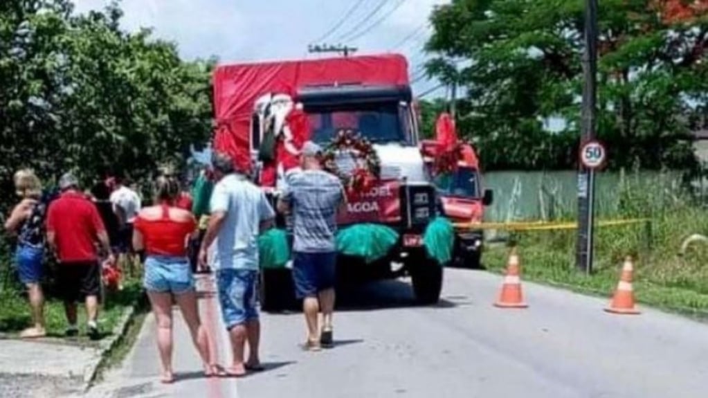 Vestido de Papai Noel, homem morre ao cair e ser esmagado por carreta Vestido de Papai Noel, homem morre ao cair e ser esmagado por carreta
