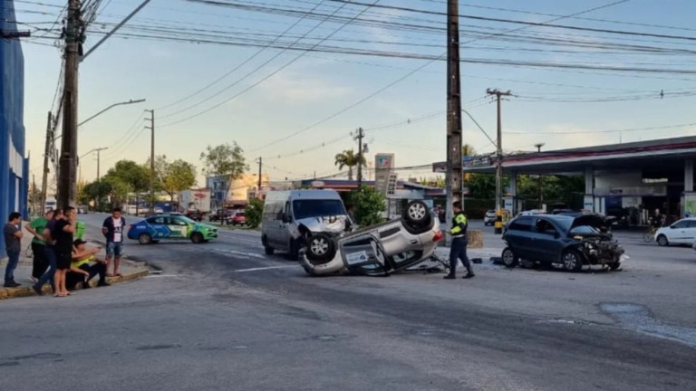 Reprodução/Redes Sociais – 09.05.2023 Quatro carros e uma moto colidiram na Avenida Abdias de Carvalho, na Zona Oeste do Recife