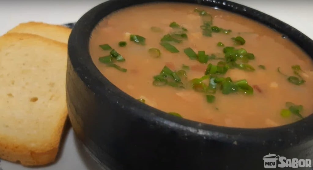 Caldo de feijão super delicioso e prático de fazer!