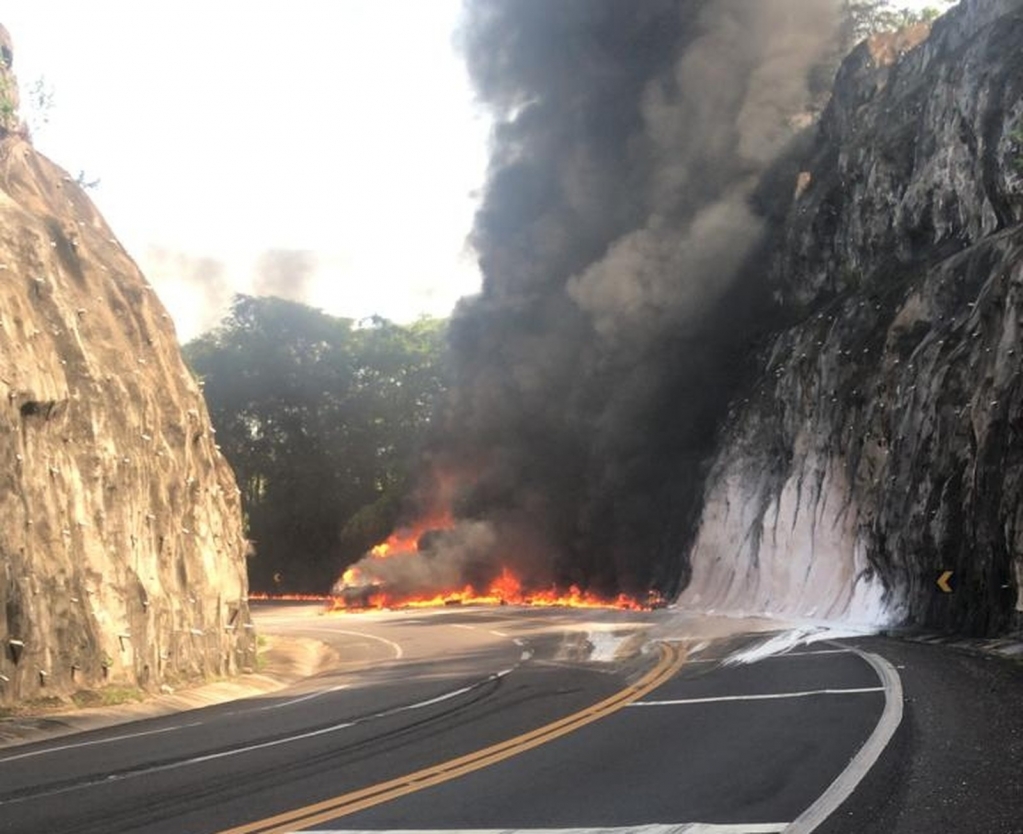 Caminhão bate em paredão e pega fogo na serra de Ocauçu; BR interditada