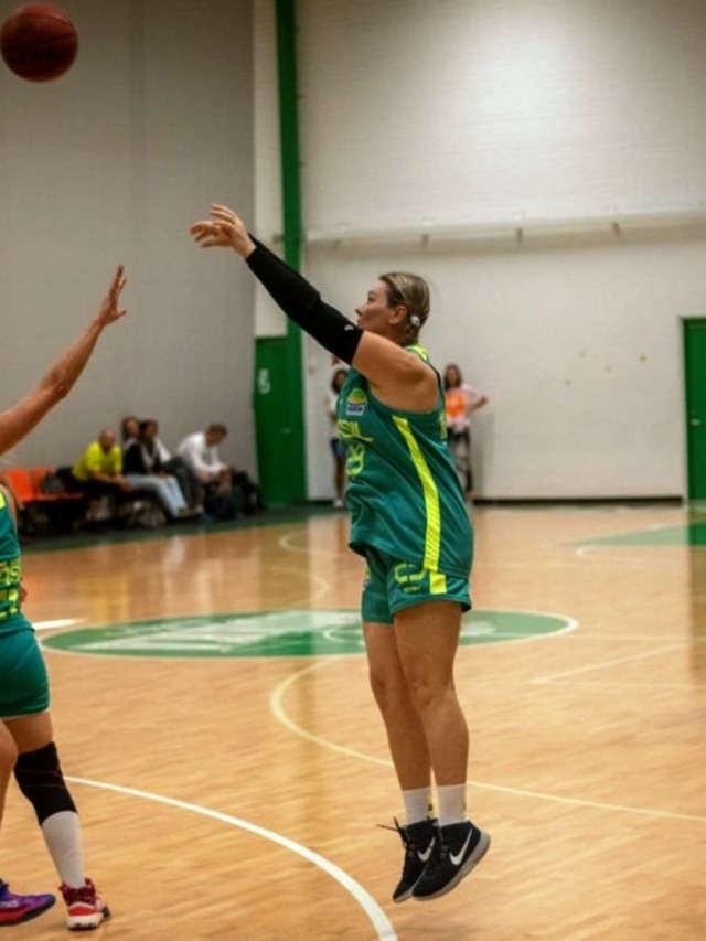 Atleta de Marília faz bonito em mundial de basquete Master na Finlândia