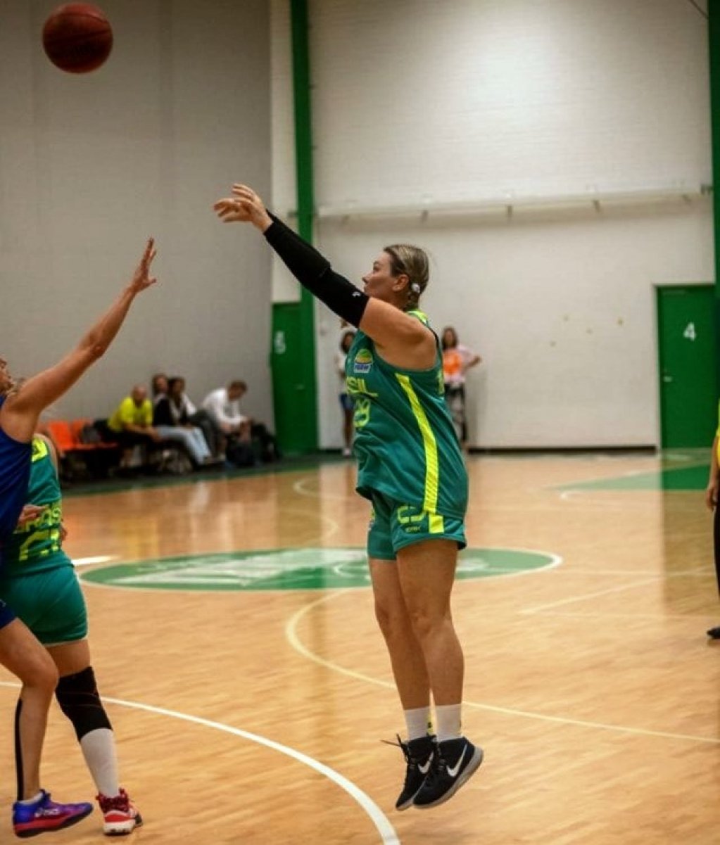 Atleta de Marília faz bonito em mundial de basquete Master na Finlândia