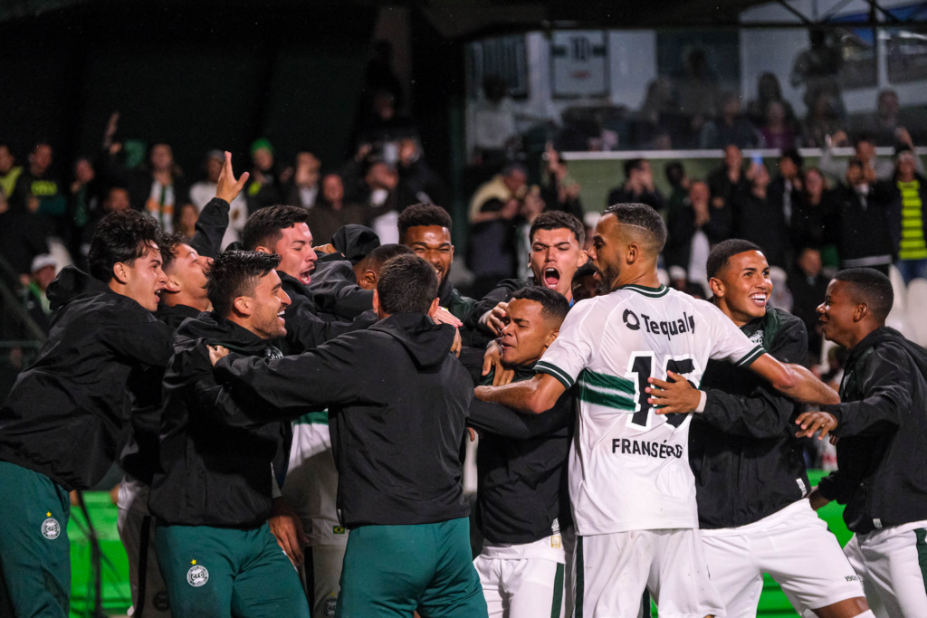 Coritiba vence de virada no Couto Pereira