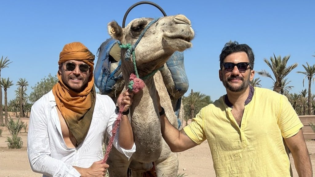 Arquivo pessoal O casal aventureiro Franklin David e Vitor Vianna estive no Marrocos após o terremoto que atingiu o país africano