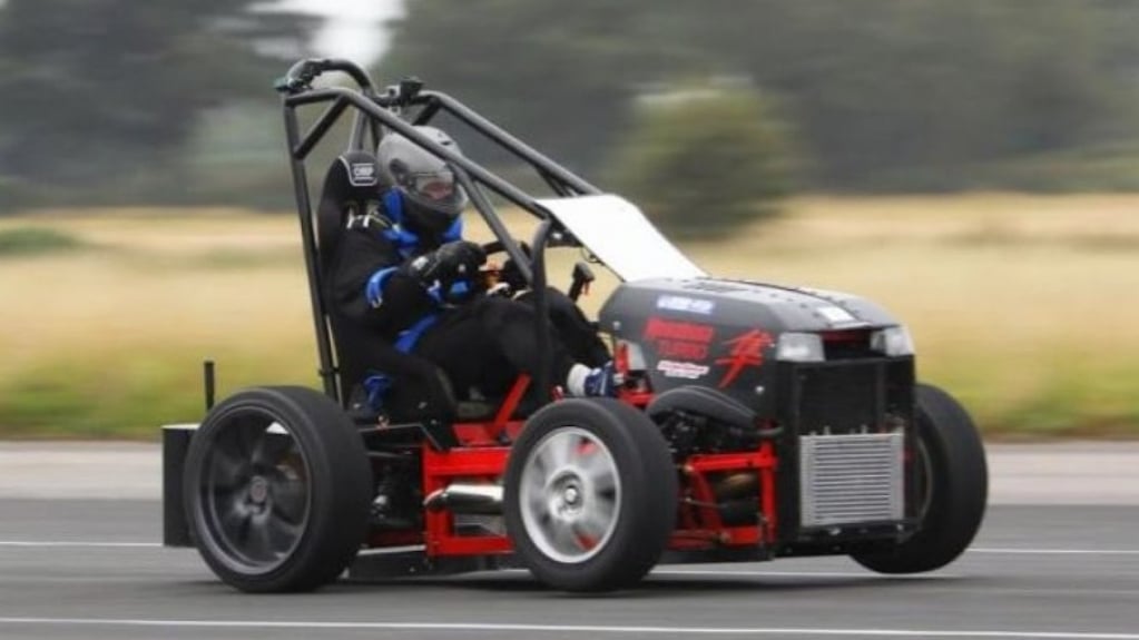 Cortador de grama mais rápido da história atinge 230 km/h