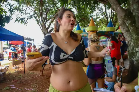 Brasília (DF), 03/02/2024, Carnavel de Brasília com o bloco Suvaco da Asa 2024, Suvaquinho para crianças. Na foto Bianca Roschel, grávida da filha Kaya. Foto Antonio Cruz/Agência Brasil