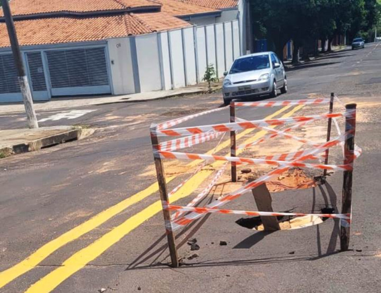 Buraco no caminho da escola – Asfalto abre em rua de Emei, mais uma vez