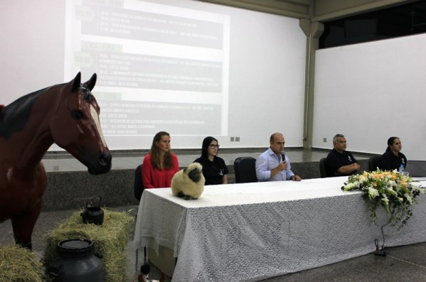 Profissionais e alunos debatem técnicas de produção e reprodução animal