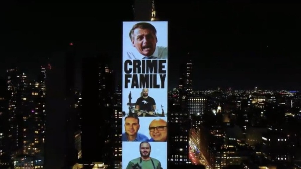 Nova York: projeção dá adeus a Bolsonaro e ataca famÃlia do presidente Nova York: projeção dá adeus a Bolsonaro e ataca famÃlia do presidente