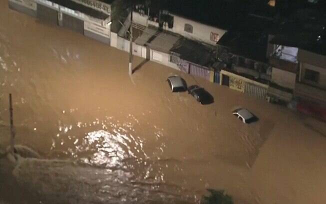 Avenida alagada em Belo Horizonte (MG) após chuvas