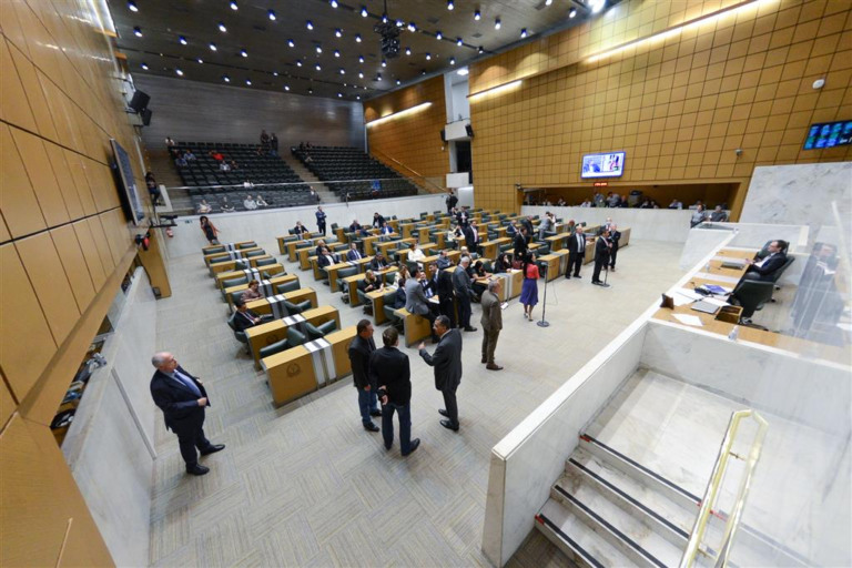 Assembleia promulga e publica aumento em salário de deputados estaduais em SP