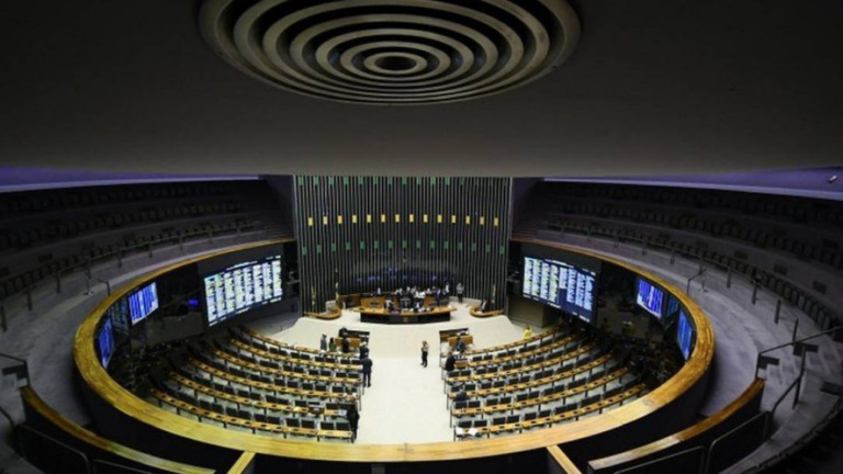 Adiada, versão final da PEC que amplia auxílio será apresentada hoje