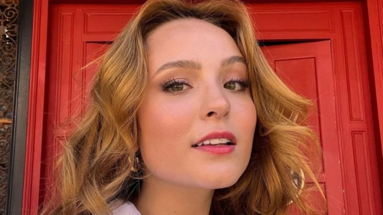 Larissa Manoela faz balanço da vida de solteira: 'Soma ou some'