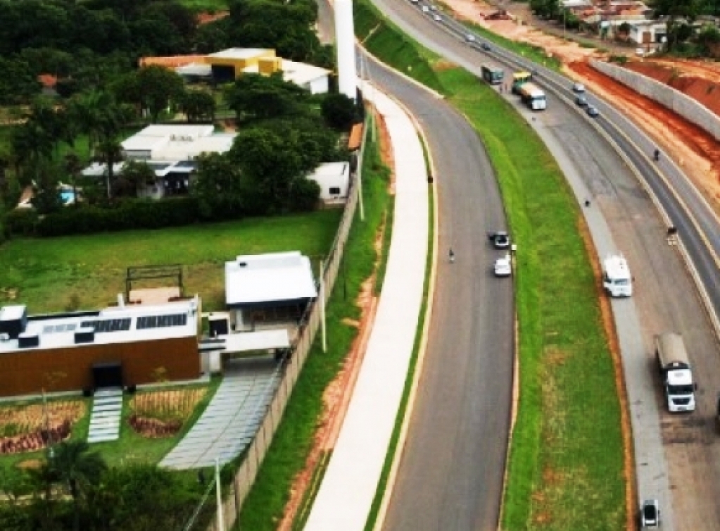 Acidente com sinalização na SP-294 envolve três motos e deixa feridos