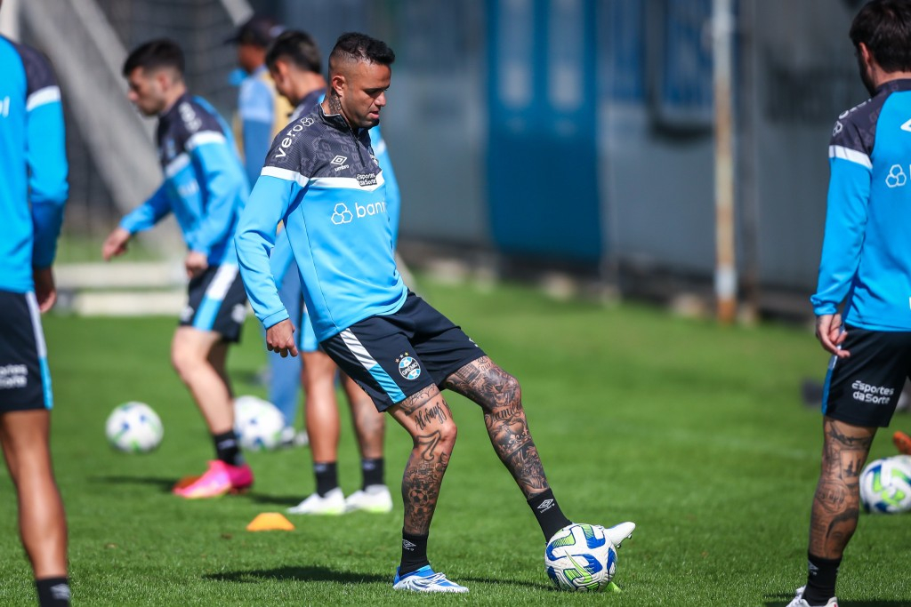 Grêmio treinou pela manhã e embarcou para o Rio de Janeiro para duelo com Flamengo