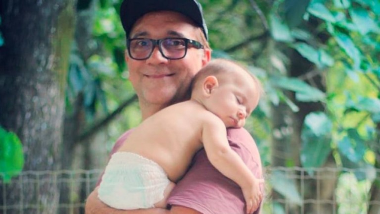 Vocalista do Biquíni Cavadão pede ajuda para comprar remédio ao filho
