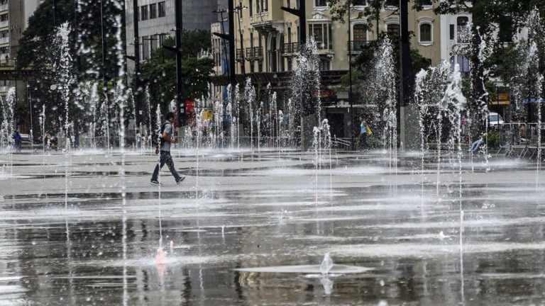 Paulo Pinto/Agência Brasil – 09.11.2023 Com as altas temperaturas, populares se refrescam nas fontes do Vale do Anhangabaú