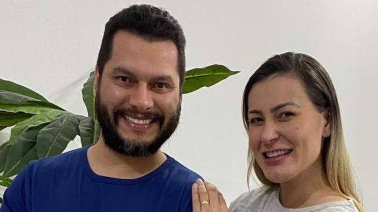 Andressa Urach presenteia marido com carro zero de R$ 110 mil