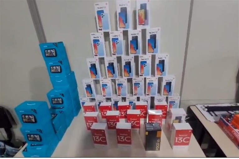 PRF apreende celulares, perfumes e relógios com mulher em ônibus na região