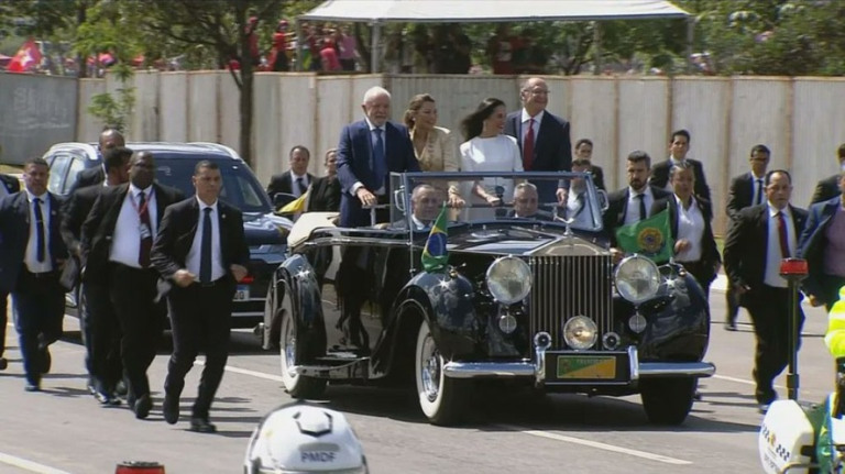 Lula desfila em carro aberto ao lado de Janja e Alckmin