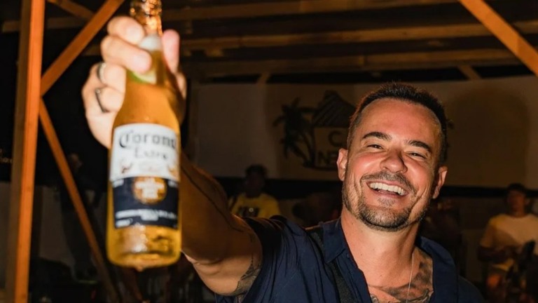 Paulo Vilhena celebra os 45 anos rodeado de amigos em Noronha: ‘no melhor estilo’