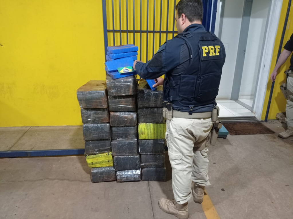 PRF apreende 360kg de maconha após fuga por 500m e confissão rápida