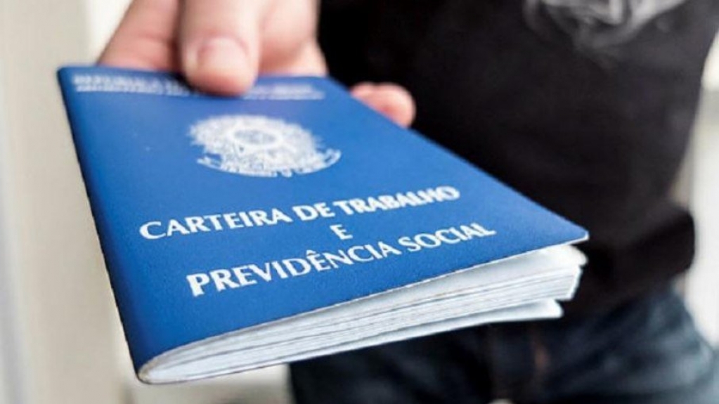 Nova proposta de reforma trabalhista quer proibir motoristas de app na CLT