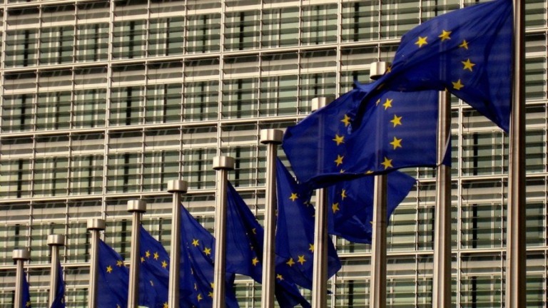 UE confirma retirada de 7 bancos russos do sistema Swift