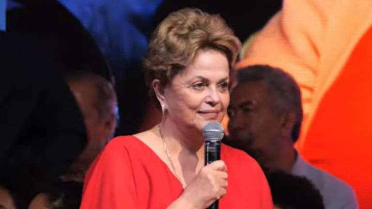 Lula não fugiu do Brasil, diz Dilma ao alfinetar Bolsonaro